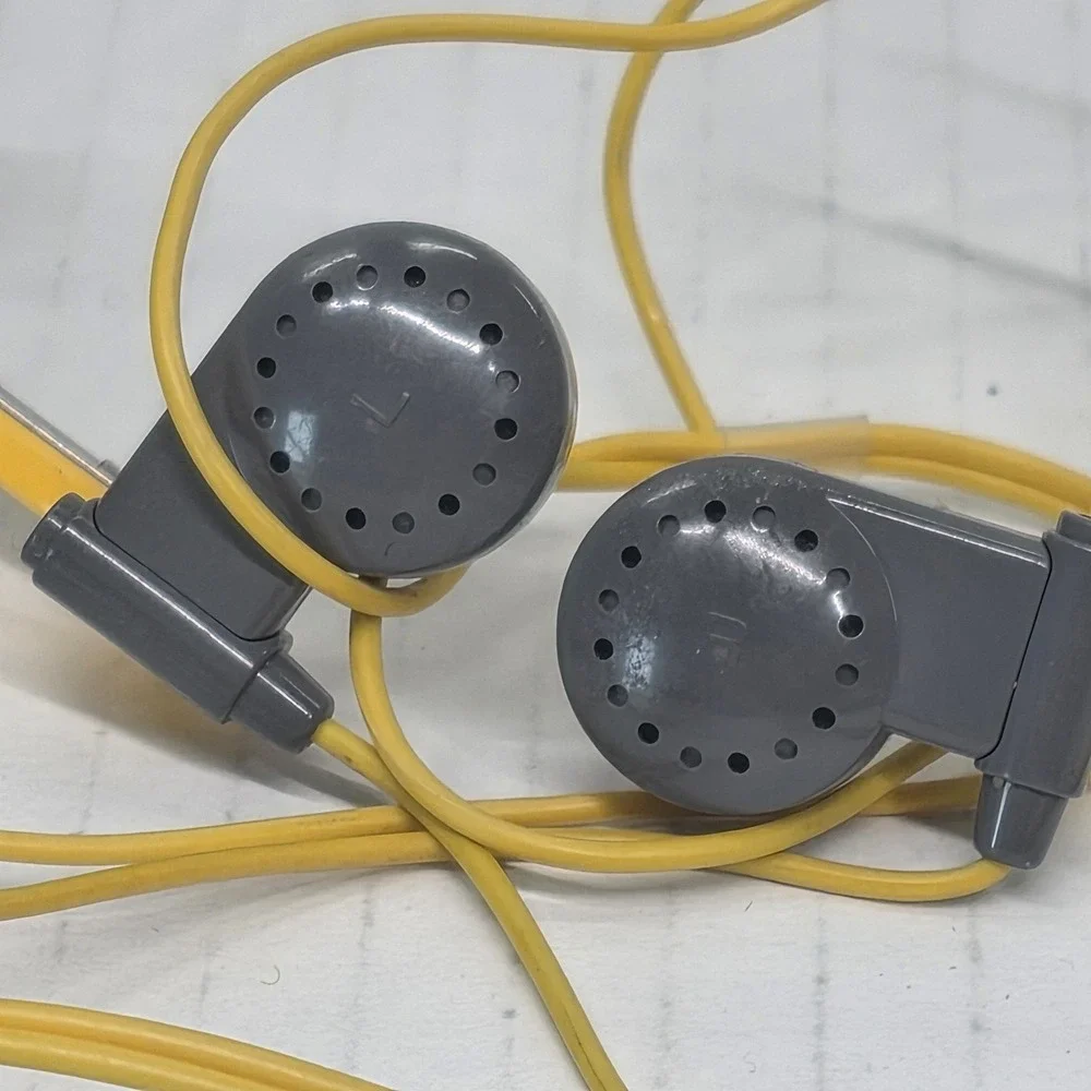Vintage Sony Sports Walkman FM/AM Radio‎ SRF-M78 w/ MDR-W10 Yellow Headphones